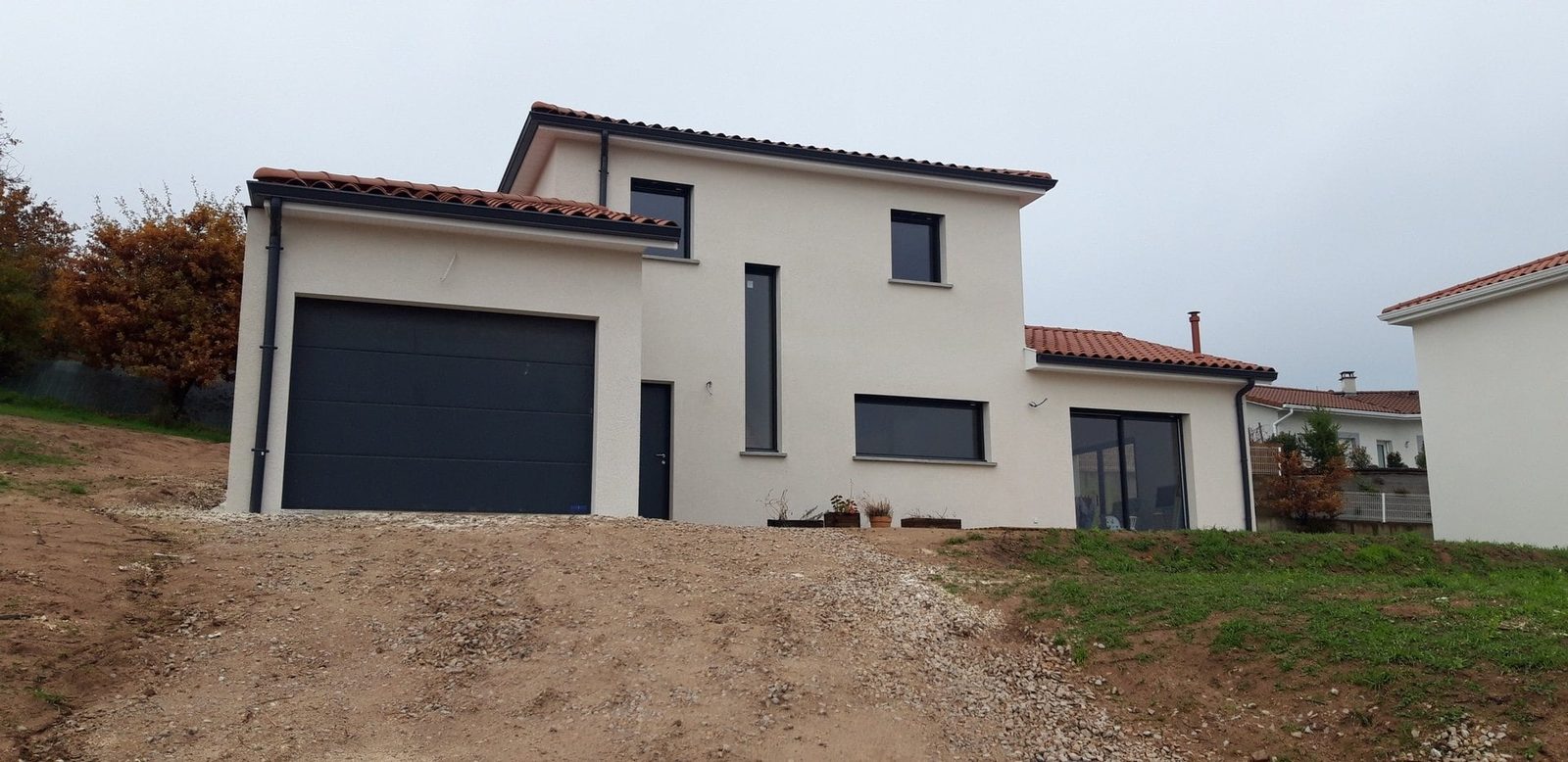 Maison individuelle neuve avec garage réalisée par AL'RT Construction, maître d'œuvre dans la Loire